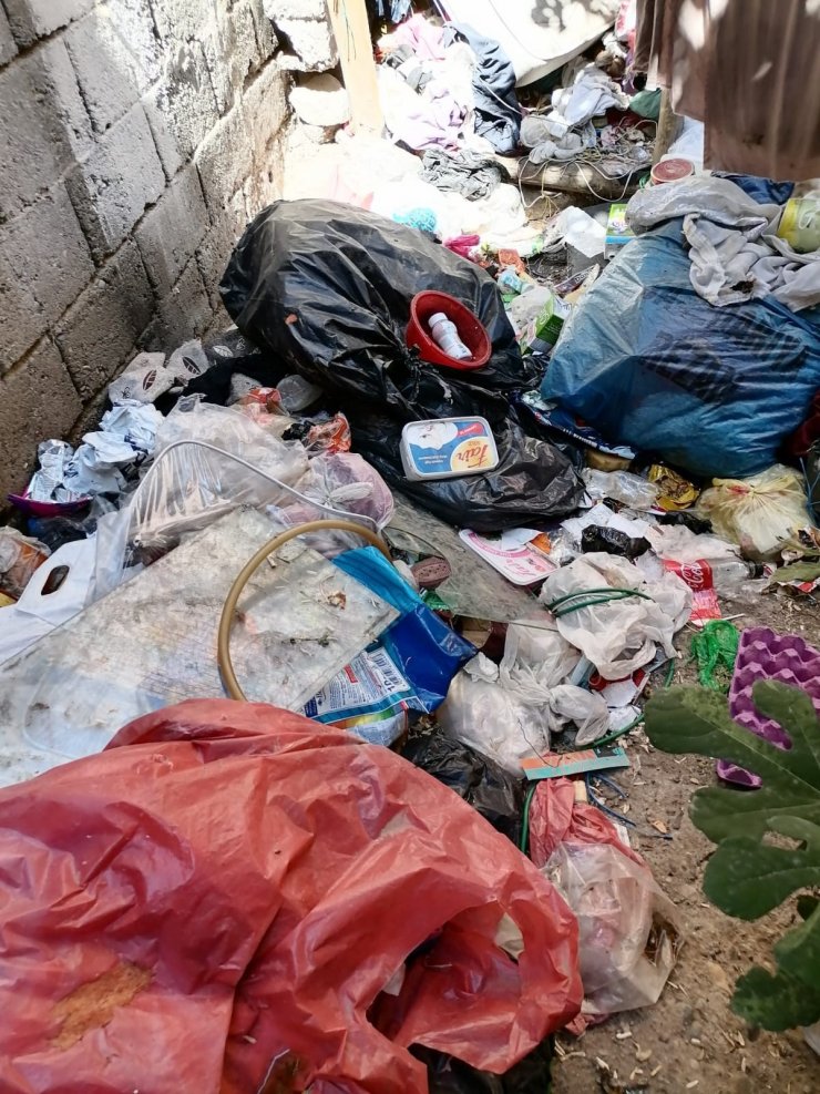 Vatandaşlar şikayet etti, Bağlar Belediyesi çöp evi temizledi
