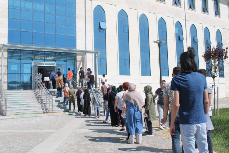Kimlik kartı yerine ehliyetle sınava girmek isteyen öğrenci alınmadı