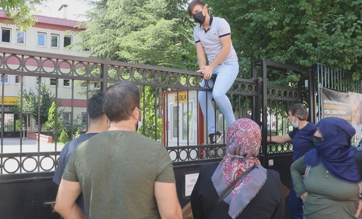 Kimi gözyaşına boğuldu, kimi demir kapıdan atlayarak şansını denedi