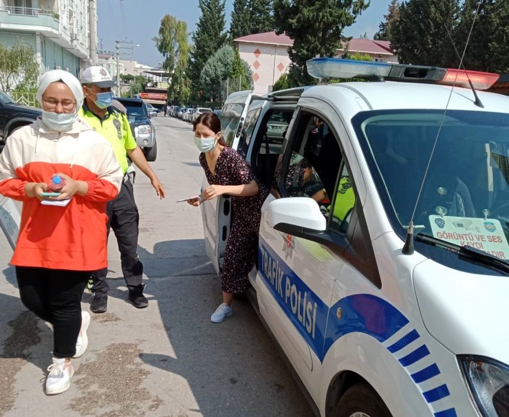 Sınava geç kalan öğrencilerin imdadına polis yetişti