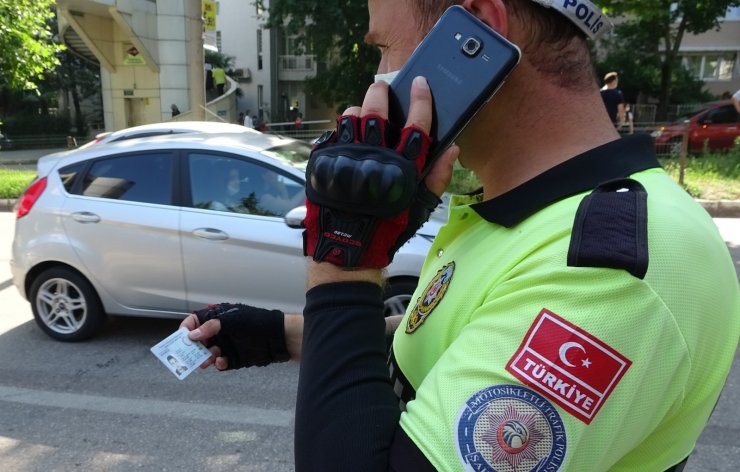 Sınava giderken kimliklerini düşüren öğrencileri polis kurtardı