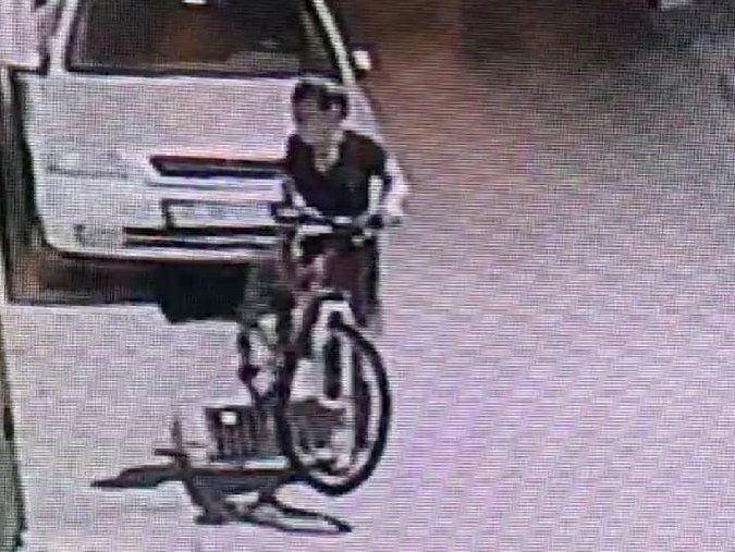 Bisiklet hırsızı kameralara yakalandı
