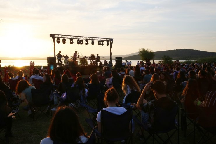 Can Kazaz’dan göl kıyısında muhteşem konser