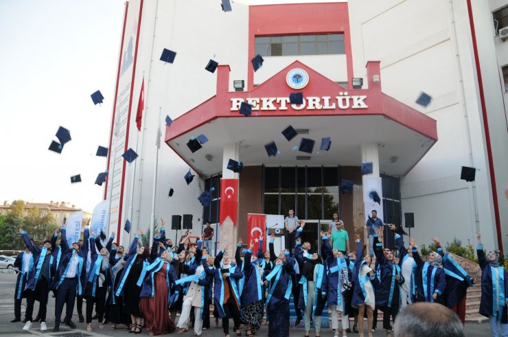 Batman Üniversitesin ’de öğrencilerin mezuniyet heyecanı