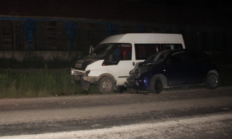Otomobil ve minibüs çarpıştı: 2’si çocuk 6 yaralı