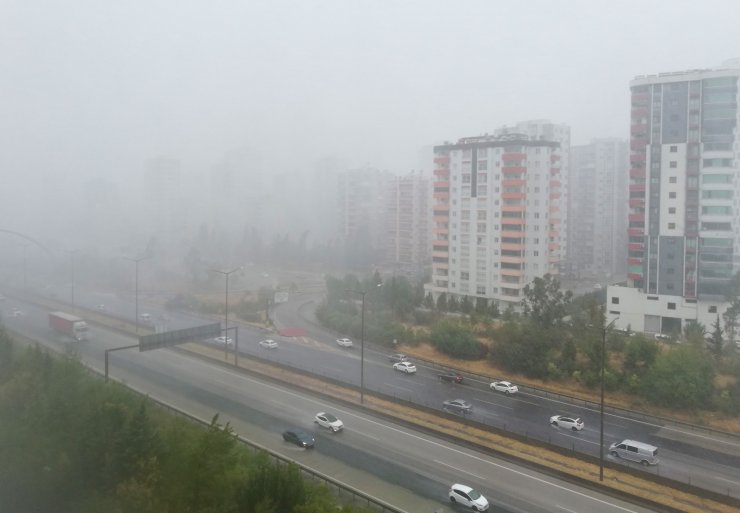 Adana’da şiddetli yağmur hayatı olumsuz etkiledi