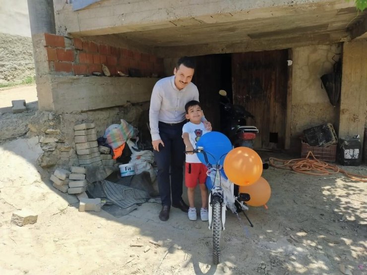 Vali Çelik, küçük Kerem’e verdiği bisiklet sözünü yerine getirdi