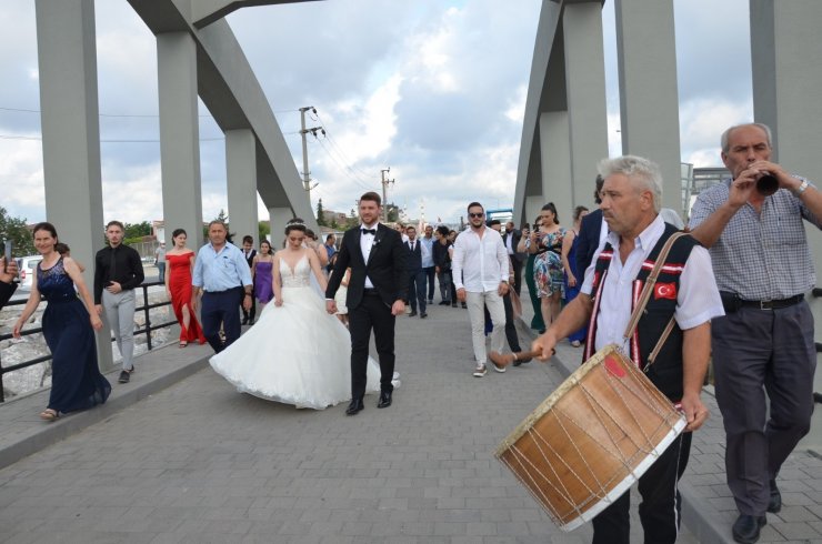 Gelin ve damatlar köprüden geçmek için sıraya giriyor