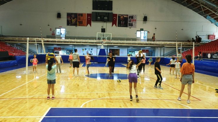 Yunusemre’de yaz voleybol kursu yoğun ilgi görüyor
