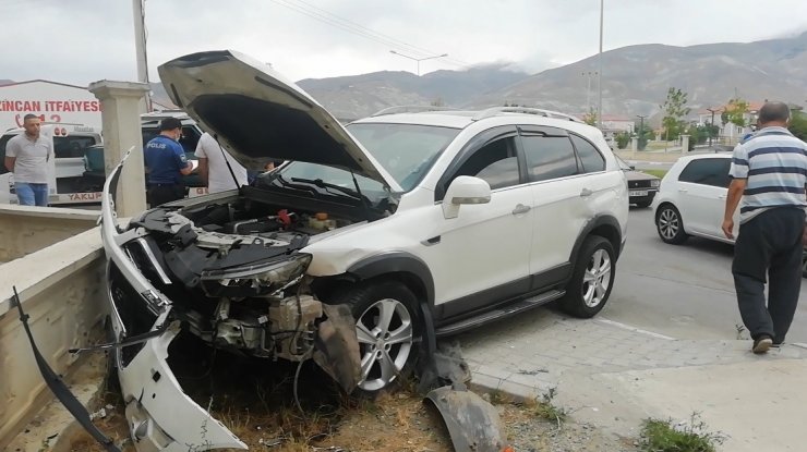 Erzincan’da trafik kazası: 3 yaralı