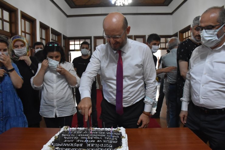 Başkan Özcan’a doğum günü sürprizi