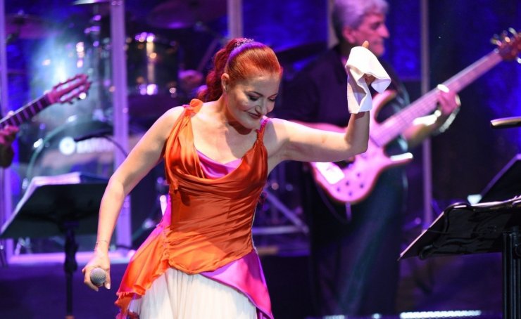 Tarihi mekanda Candan Erçetin rüzgarı