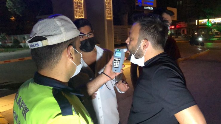 Polisleri görünce aracını park edip, yaya rolü yapıp kaçmak isteyen sürücü alkollü çıktı