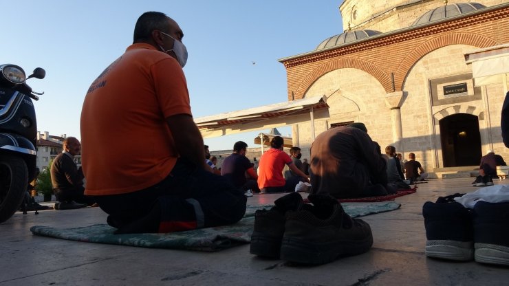 Tarihi Kale Cami’de bayram namazı