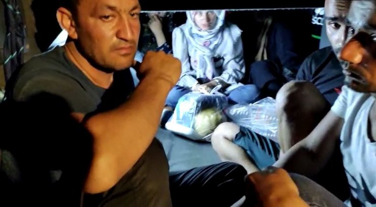 Kaçak göçmenler otobüsün bagajından çıktı