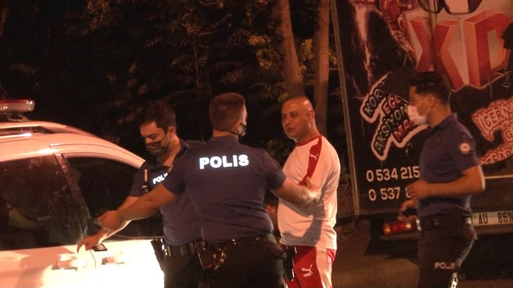 Kağıthane’de alkollü sürücü park halindeki 5 otomobile çarptı, o anlar kamerada