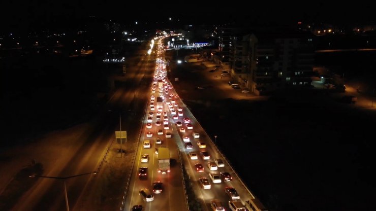 ’Kilit kavşak’ Kırıkkale’de gece yarısı trafik yoğunluğu: Araç kuyruğu 15 kilometreyi buldu
