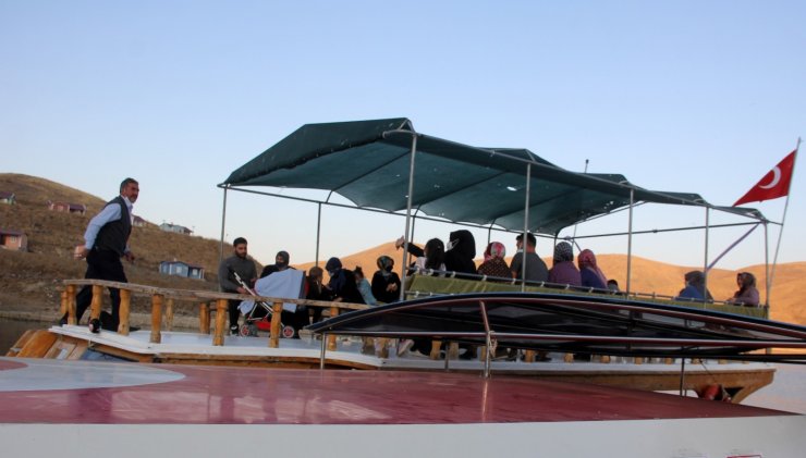 Sulama amaçlı yapılan gölde ‘Diriliş’ adlı tekne, ilçe nüfusunun 15 katı turist ağırladı