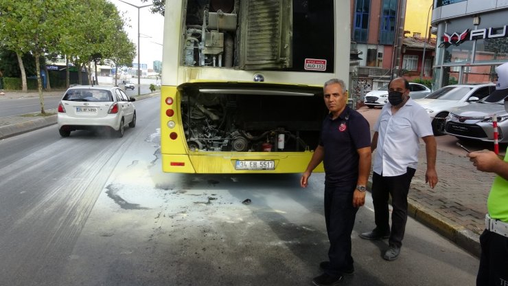 Ataşehir’de 15 yolcusu olan otobüsün motorunun yandığı anlar kamerada