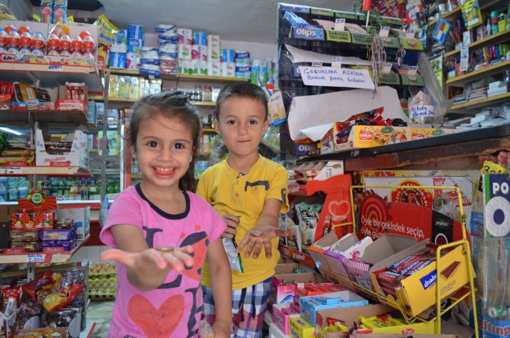 25 yıllık bakkal ‘askıda bozuk para’ kampanyasıyla çocukları sevindiriyor