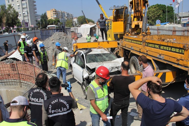 Bariyerleri aşan otomobil metro inşaatına düştü: 1 ölü, 1 yaralı