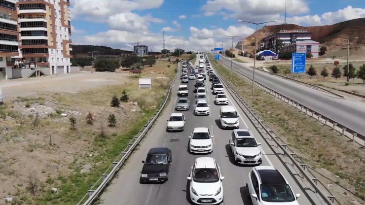 43 ilin geçiş güzergahında "son gün" trafik yoğunluğu: Kilit kavşakta yine aynı manzara