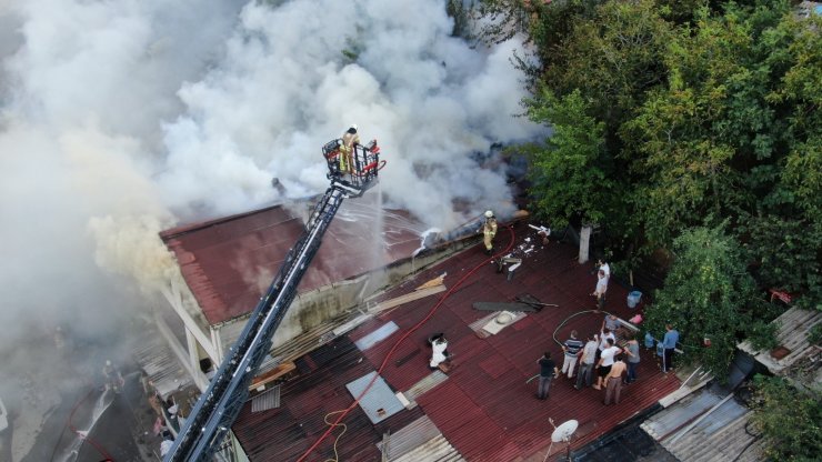 Üsküdar’da çatı katında yangın: Anne ve 2 çocuğu mahsur kaldı