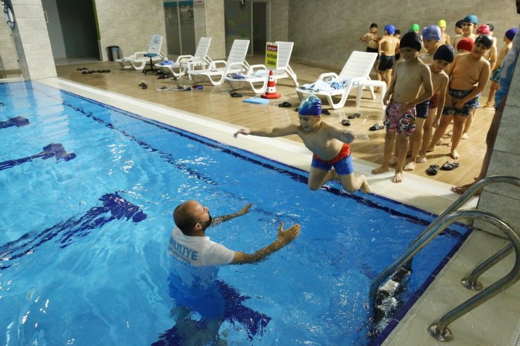 Şanlıurfalı çocuklar hem serinliyor hem de yüzme öğreniyor
