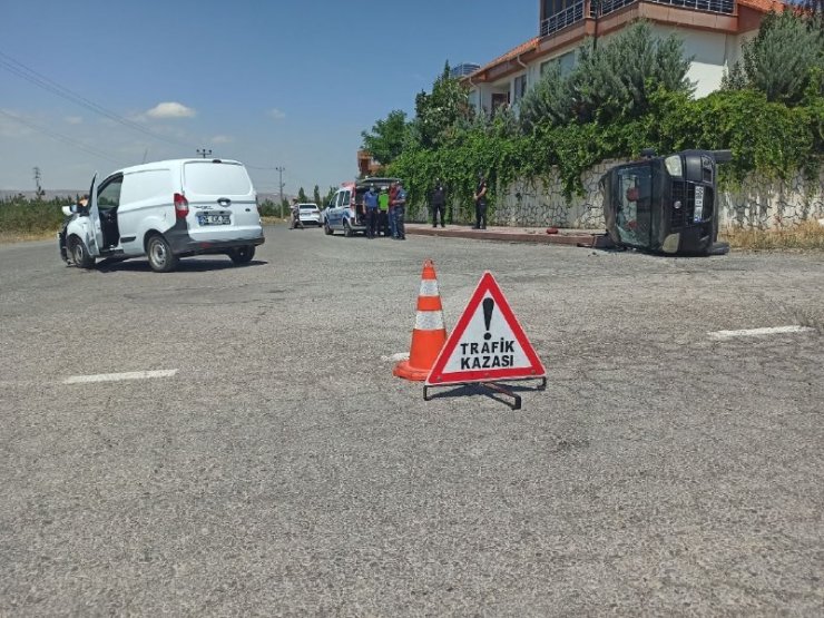 Sivas’ta hafif ticari araçlar çarpıştı: 3 yaralı