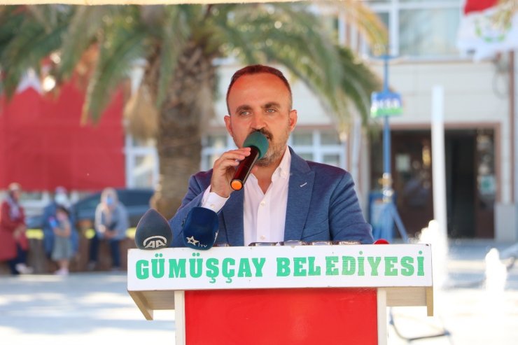 AK Parti’li Turan: “Göçmene, garibana 10 kat su satacak kadar aciz millet olmadık”