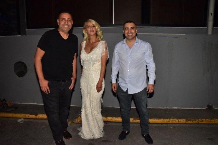 İş adamı Gökhan Reis’in düzenlediği bayram etkinliğinde Ferda Anıl Yarkın ve Ömür Gedik sahne aldı