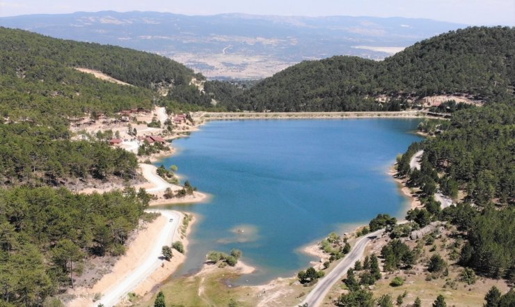 Tahtalı Göleti, mavi ve yeşilin buluştuğu manzarasıyla görenleri büyülüyor