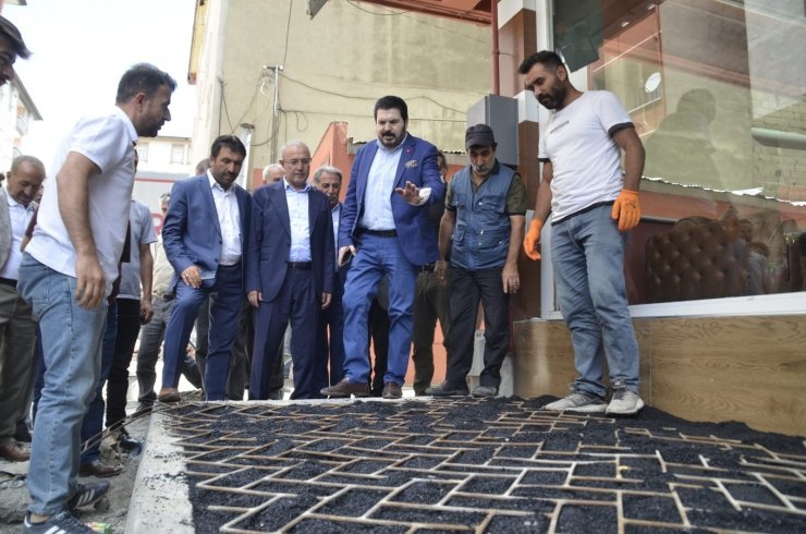 AK Parti Ağrı İl Yönetimi ve Başkan Sayan asfalt çalışmalarını yerinde inceledi