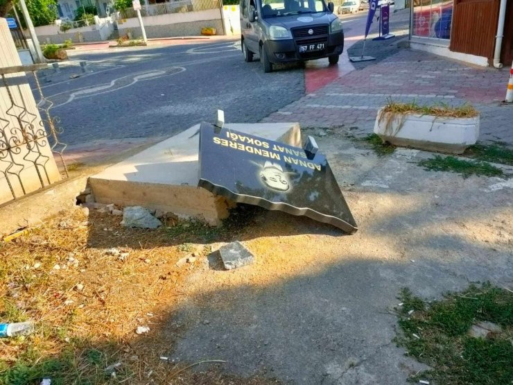 Sakin şehir Gerze’de kent mobilyalarına zarar verildi