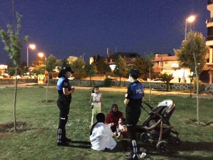 Cizre polisi park ve bahçelerde bulunan vatandaşlara Covid-19 aşısının önemini anlattı