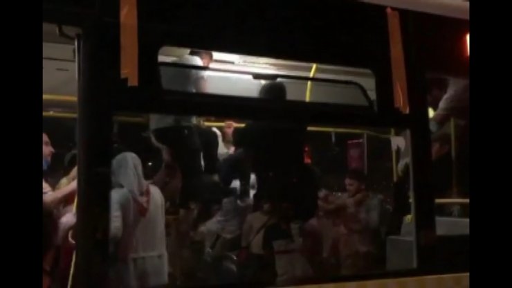 Üsküdar’da otobüste tekmelerin havada uçuştuğu maske takma kavgası kamerada