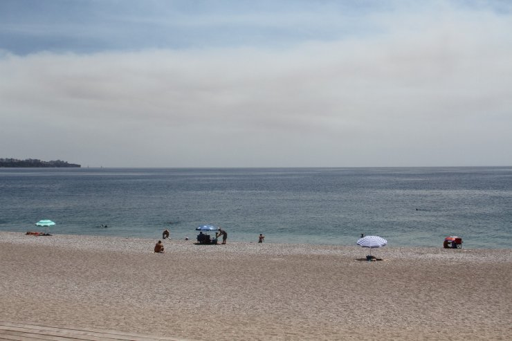 Vatandaşlar yangın için seferber oldu, dünyaca ünlü sahil boş kaldı