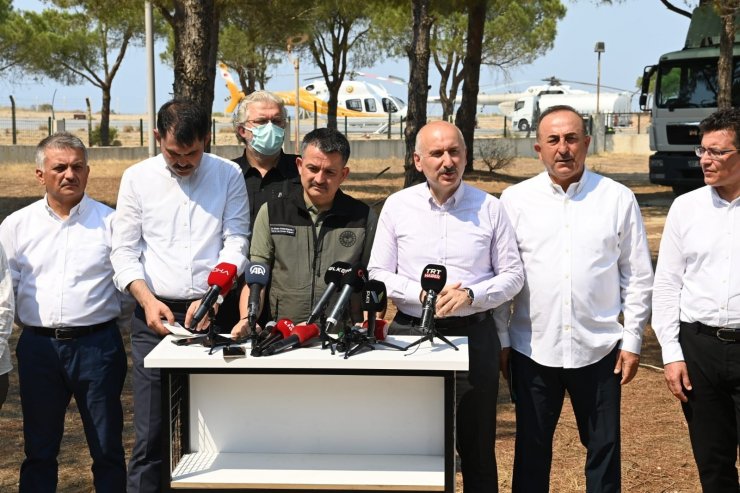 Ulaştırma Bakanı Karaismailoğlu: "İnşallah en kısa zamanda tüm yangınları söndürme çabası içerisindeyiz"