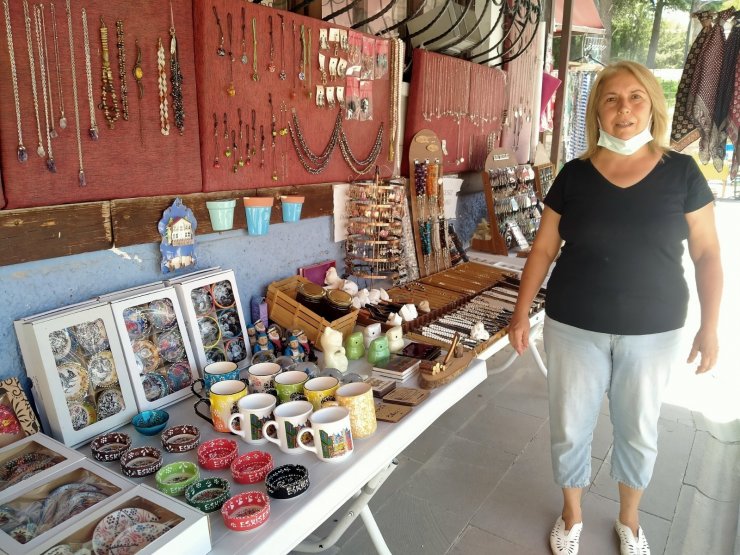 Turistlerin gelmesi hediyelik eşya satıcılarının yüzünü güldürdü