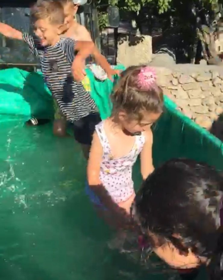 Çocukların römorkta havuz keyfi