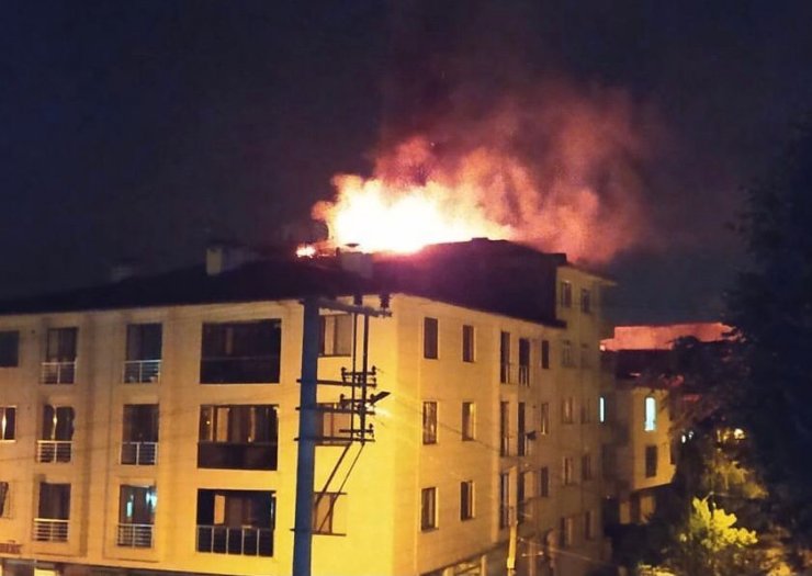 5 katlı binanın çatısı alev alev yandı
