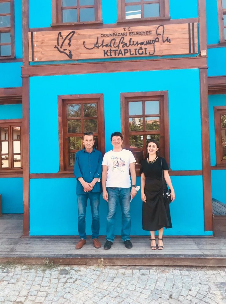 Rus müsteşar Ataol Behramoğlu kitaplığına hayran kaldı