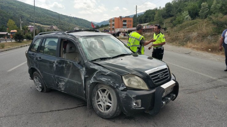 Samsun’da kamyonla çarpışan otomobil takla attı: 4 yaralı