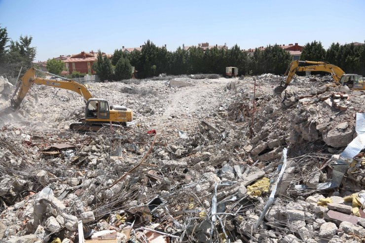Meram’da Konevi Kültür Merkezi’nin yıkımı gerçekleşti