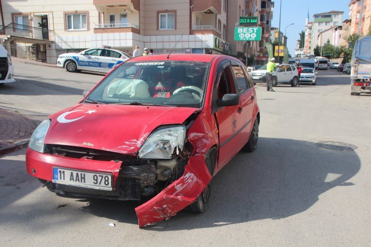 Bilecik’te minibüs ile otomobil çarpıştı: 1 kişi yaralandı