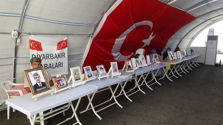 Oğlu zorla dağa kaçırılan evlat nöbetindeki anneden, PKK’ya sert tepki