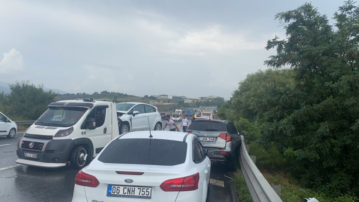Kazayı gören kaza yaptı: 8 araç birbirine girdi 1 kişi yaralandı