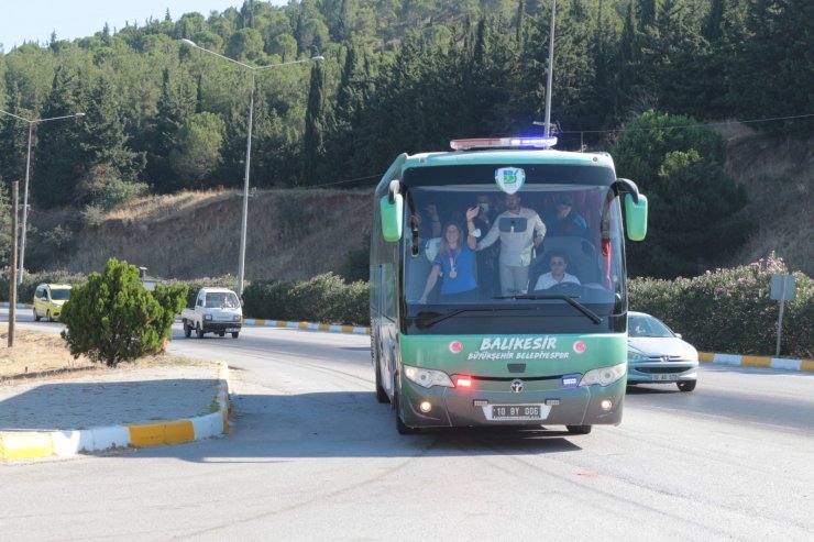 Milli güreşçi Yasemin Adar’a davullu zurnalı karşılama