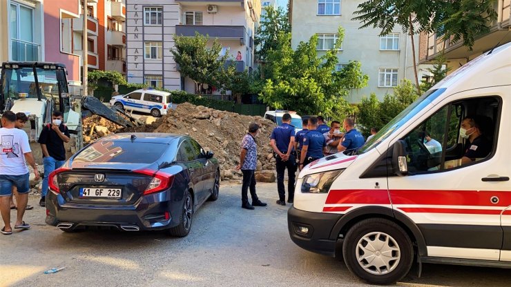 Elleriyle kazıp toprak altında kalan işçiyi kurtardılar