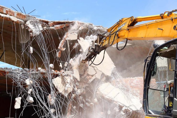 Aksaray’da tehlike arz eden metruk binalar yıkıldı